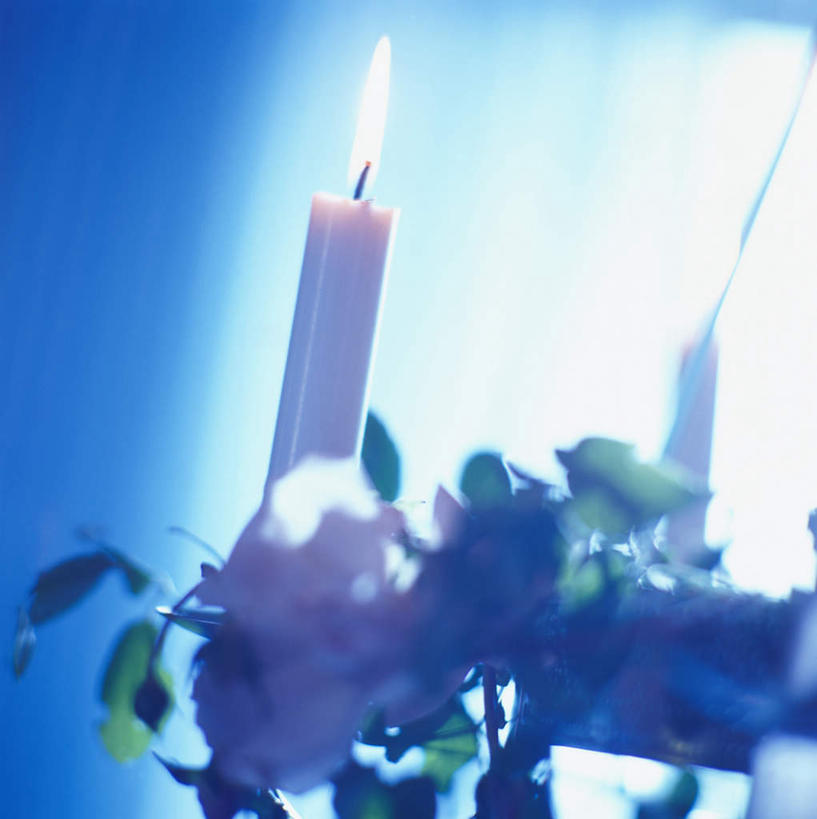 无人,竖图,室内,特写,白天,正面,窗户,窗帘,蜡烛,叶子,阴影,节日,装饰,光线,木制,火焰,影子,烛光,绿叶,燃烧,文化,玻璃窗,架子,阳光,帘子,木制品,点燃,祈祷,健康,嫩叶,遮阳,许愿,宗教,信仰,纪念,华丽,修饰,祈求,点缀,衬托,美观,雅致,雅观,平安,叶,叶片,彩图