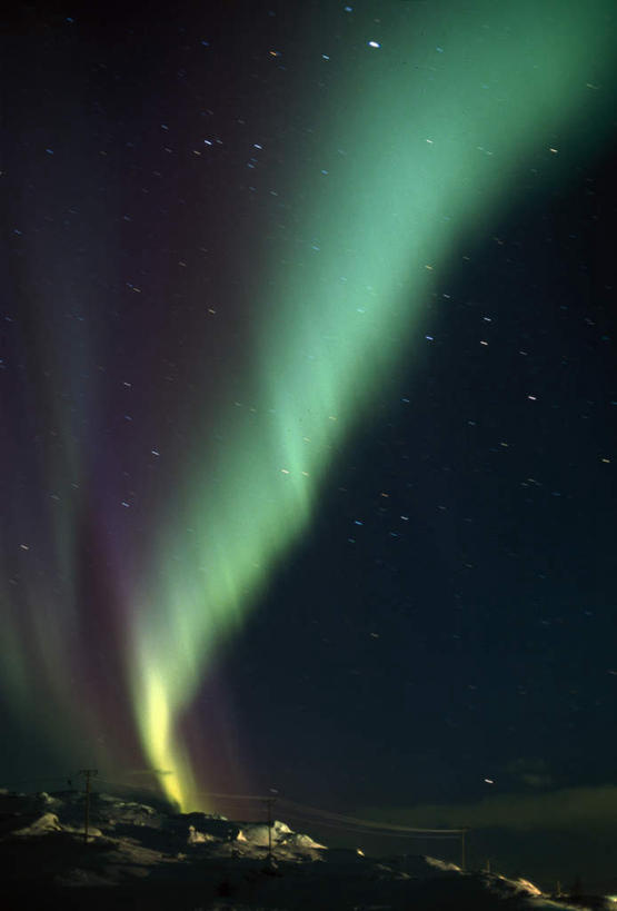 无人,竖图,室外,夜晚,仰视,旅游,度假,极光,石头,美景,山,山脉,新鲜,飘扬,石子,景观,山峰,山峦,娱乐,蓝色,绿色,蓝天,天空,自然,群山,天,享受,休闲,景色,放松,飘逸,青春,生命,自然风光,飞扬,和平,安详,冷色,石块,岩石,北极光,彩图,低角度拍摄