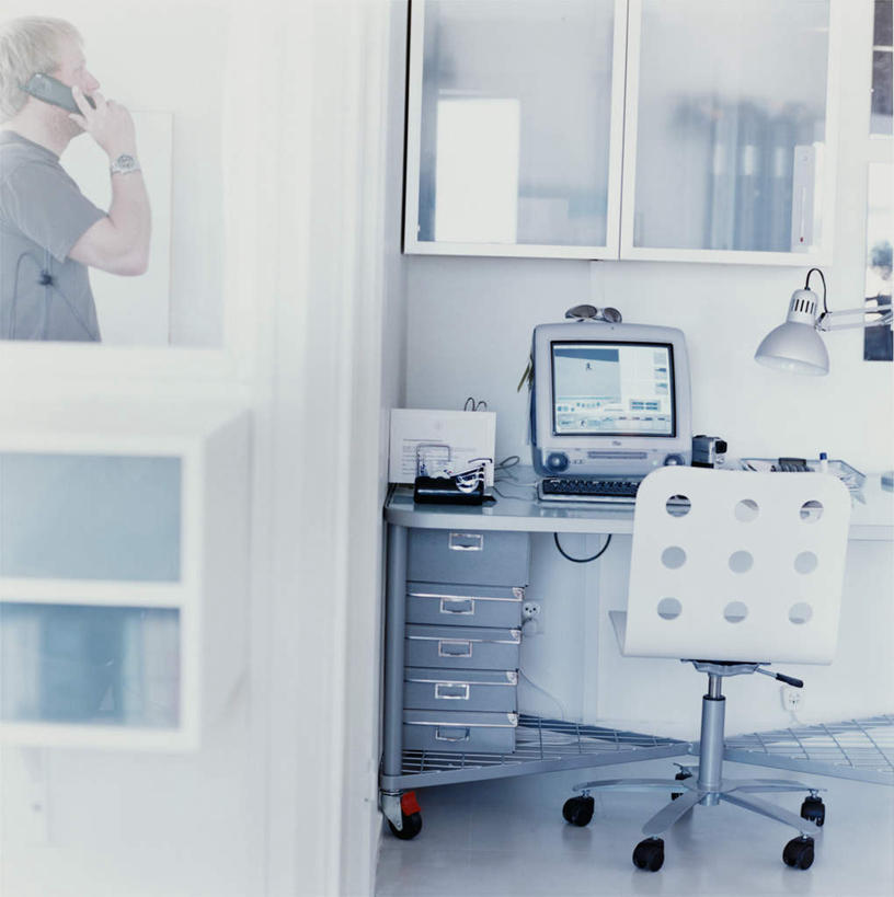 西方人,一个人,走,说,打电话,竖图,室内,白天,正面,讨论,电脑,显示器,鼠标,键盘,柜子,卧室,桌子,电话,手机,椅子,欧洲,欧洲人,仅一个男性,仅一个人,一排,握,朦胧,模糊,整齐,网络,材料,档案,文件,办公桌,拿,拿着,输入设备,通讯设备,排列,仅一个年轻男性,会议椅,资料,台式电脑,握着,一台,办公椅,队列,文档,通信设备,档案柜,输出设备,一部,商务椅,培训椅,交流,男人,男性,年轻男性,白种人,步行,沟通,讲话,交谈,散步,商讨,说话,谈话,通话,走路,半身,彩图,睡房,卧房