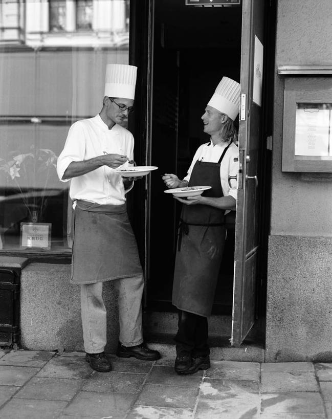 西方人,两个人,厨师,站,说,竖图,黑白,室外,白天,侧面,工作服,制服,讨论,门,道路,路,餐具,欧洲,欧洲人,握,碟子,盘,墙,小路,交通,拿,拿着,墙壁,墙面,盘子,碟,门框,靠,靠着,倚靠,站着,握着,倚着,工作制服,交流,男人,男性,中年男性,白种人,厨师长,厨子,大厨,主厨,沟通,讲话,交谈,商讨,说话,谈话,站立,全身,工作套服