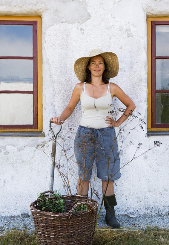 西方人,一个人,笑,交叉,微笑,竖图,室外,白天,正面,窗户,竹子,蔬菜,帽子,金属制品,欧洲,欧洲人,仅一个年轻女性,仅一个女性,仅一个人,一把,一双,许多,握,竹制,服装,破旧,新鲜,陈旧,编织,金属,铲子,篮子,房屋,墙,屋子,公寓,食品,休闲装,靴子,手叉腰,楼房,玻璃窗,墙壁,墙面,住宅,食物,衣服,白色,灰色,遮阳帽,竹篮,叉腰,休闲,休闲服,握着,服饰,有机食品,绿色食品,竹条,交织,竹制品,一顶,穿插,年轻女性,女人,女性,白种人,彩图,全身,房子