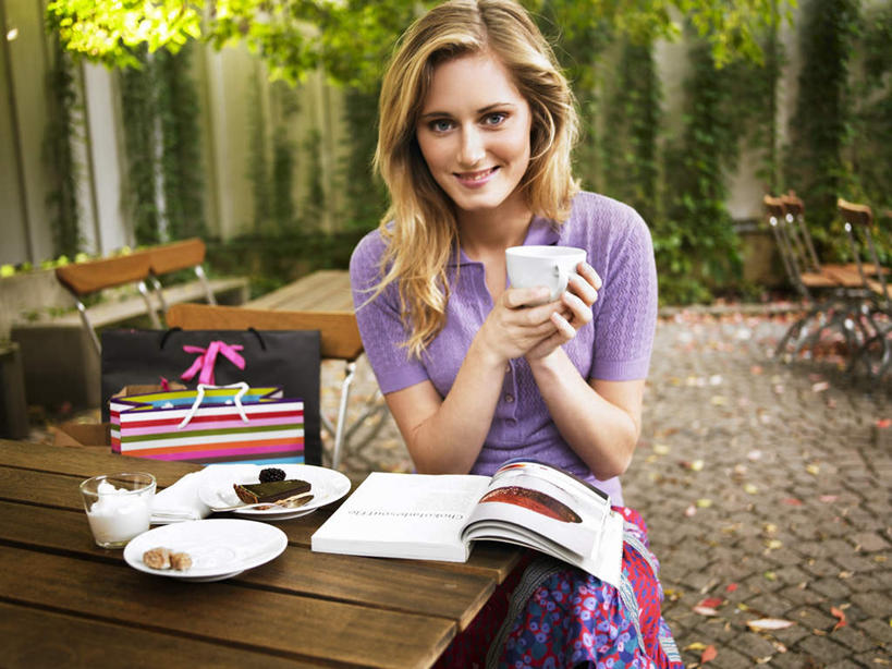 西方人,一个人,坐,横图,室外,白天,正面,植物,餐桌,桌子,餐具,书籍,椅子,欧洲,欧洲人,仅一个年轻女性,仅一个女性,仅一个人,握,阴影,服装,光线,碟子,盘,影子,美味,食品,拿,拿着,注视,休闲装,树,树木,食物,衣服,绿色,阳光,自然,盘子,碟,观察,看,休闲,休闲服,握着,服饰,生长,成长,餐台,观看,察看,关注,甘旨,厚味,鲜味,年轻女性,女人,女性,白种人,书,图书,坐着,半身,彩图