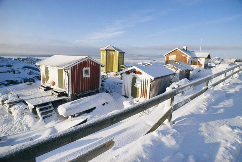 无人,家,栏杆,横图,俯视,室外,白天,安全,美景,雪,大雪,楼梯,瑞典,欧洲,阴影,平静,光线,扶手,影子,栅栏,房屋,阶梯,屋顶,屋子,积雪,景观,篱笆,雪景,云,云朵,冬季,冬天,围栏,云彩,顶棚,护栏,楼房,台阶,住宅,蓝色,白云,蓝天,天空,阳光,自然,天,景色,寒冷,遮,遮掩,晴朗,宁静,掩盖,遮挡,斯堪的纳维亚,自然风光,北欧,斯堪的纳维亚半岛,和平,安详,遮盖,掩饰,严寒,太平,安适,瑞典王国,安好,宁靖,晴空,彩图,高角度拍摄,房子