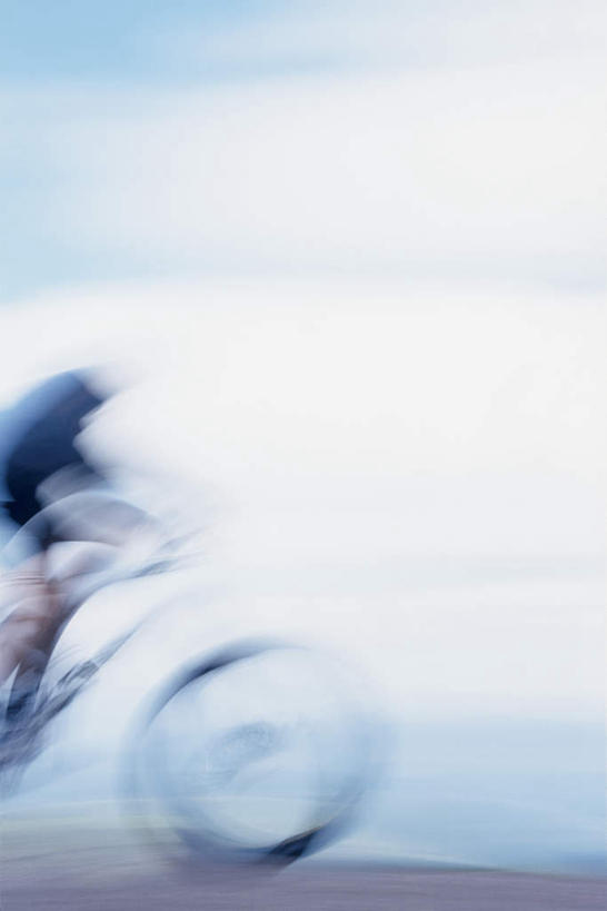 西方人,一个人,坐,竖图,室外,白天,侧面,自行车,欧洲,欧洲人,仅一个男性,仅一个人,握,阴影,光线,影子,车,脚踏车,仅一个年轻男性,骑,蓝色,蓝天,天空,阳光,交通工具,天,握着,晴朗,快速,载具,万里无云,快捷,疾速,倏地,男人,男性,年轻男性,白种人,晴空,晴空万里,坐着,彩图,全身