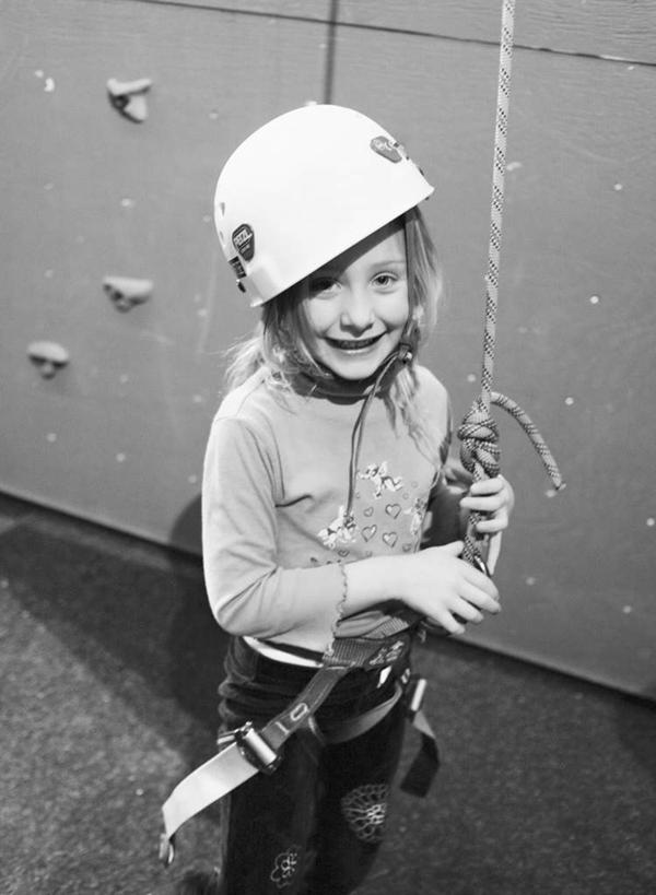 西方人,儿童,一个人,家,攀登,竖图,俯视,室内,白天,锻炼,旅游,度假,探险,纯洁,运动,攀岩,欧洲,欧洲人,仅一个女性,仅一个人,阴影,服装,光线,影子,房屋,墙,屋子,灯光,休闲装,娱乐,极限运动,楼房,墙壁,墙面,住宅,小孩,衣服,仅一个小孩,享受,休闲,休闲服,爬,放松,可爱,童年,童趣,服饰,室外运动,户外运动,童真,烂漫,无邪,冒险,体育,天真,女孩,女人,女性,白种人,孩子,登山,攀爬,半身,彩图,高角度拍摄,健身,房子,女生