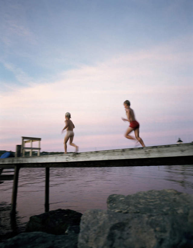 西方人,儿童,两个人,伙伴,朋友,码头,跑,竖图,室外,白天,侧面,运动服,锻炼,旅游,度假,友谊,纯洁,运动,海浪,海洋,石头,美景,港口,瑞典,欧洲,欧洲人,阴影,服装,光线,石子,影子,景观,浪花,云,云朵,云彩,注视,娱乐,小孩,衣服,蓝色,白云,蓝天,天空,阳光,自然,海水,天,观察,看,享受,休闲,景色,放松,可爱,童年,童趣,服饰,晴朗,观看,察看,衣着,斯堪的纳维亚,穿着,关注,自然风光,北欧,斯堪的纳维亚半岛,海景,童真,烂漫,无邪,衣饰,瑞典王国,体育,天真,友情,男孩,男人,男性,女孩,女人,女性,白种人,大海,风浪,海,海水的波动,近岸浪,石块,岩石,涌浪,晴空,跑步,彩图,全身,健身,摆渡口,埠头,渡口,渡头,港湾,海港,货运码头,口岸,商港,男生,女生,运动装