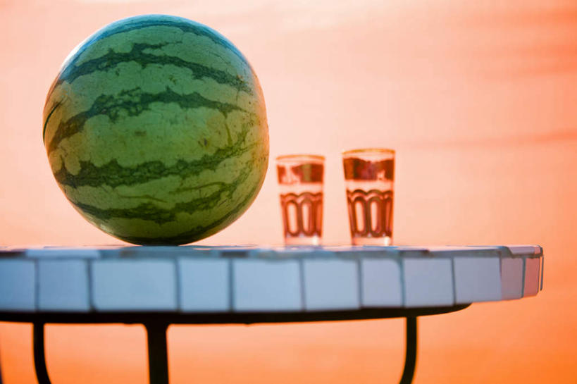 果汁,无人,横图,室内,特写,白天,正面,餐桌,厨房,桌子,西瓜,杯子,水果,阴影,新鲜,反射,影子,生食,美味,食品,果实,两杯,玻璃制品,食物,一个,水杯,有机食品,绿色食品,单个,餐台,可口,甘旨,厚味,适口,鲜味,玻璃杯,寒瓜,彩图,灶间