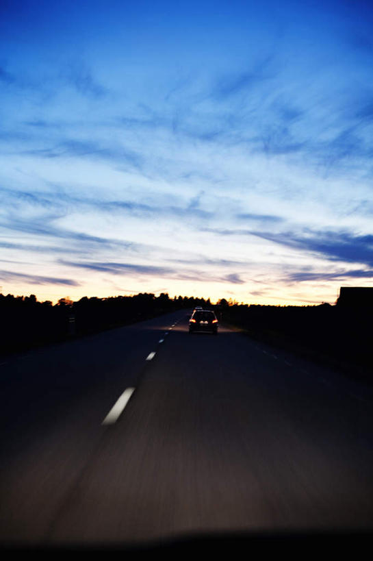 无人,竖图,室外,白天,正面,度假,美景,城市风光,城市,道路,路,公路,汽车,照明,瑞典,欧洲,阴影,朦胧,模糊,光线,影子,景观,云,云朵,灯光,交通,背光,云彩,娱乐,车,灯,蓝色,白云,蓝天,天空,阳光,黄昏,灯具,交通工具,轿车,天,享受,休闲,景色,放松,警示,晴朗,车灯,尾灯,照亮,提醒,照明设备,斯堪的纳维亚,提示,载具,北欧,斯堪的那维亚,斯堪的那维亚半岛,斯堪的纳维亚半岛,逆光,瑞典王国,薄暮,乌普萨拉省,晴空,马路,彩图,傍晚