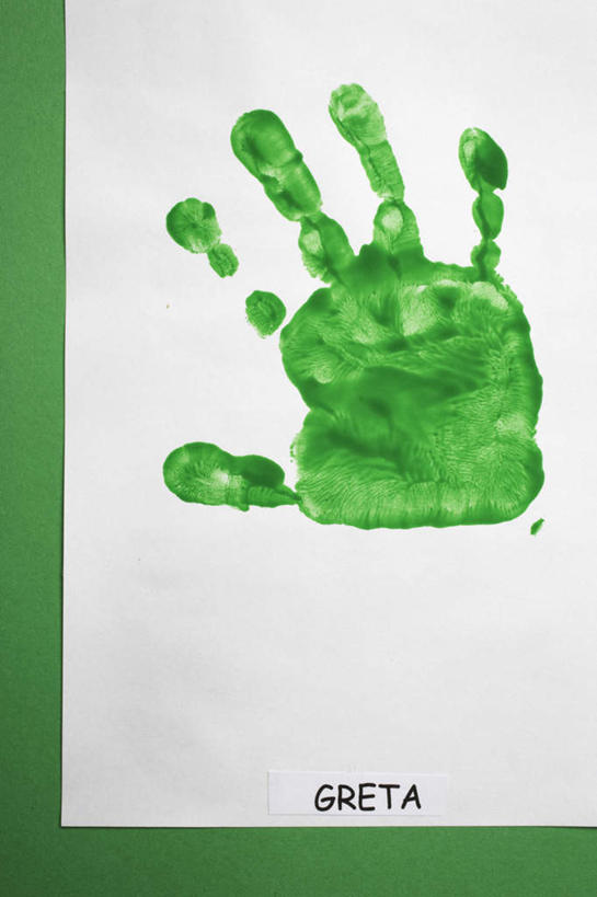 手,无人,竖图,俯视,室内,特写,白天,抽象,绘画,绿色背景,艺术,标志,材料,彩绘,档案,图案,文件,文字,纸,字符,字母,墙,艺术品,古典,文化,标识,墙壁,墙面,一个,绿色,手稿,资料,工艺品,品味,概念,手部,单个,单手,证明,美术,高雅,手印,文档,美学,指模,图文,彩图,高角度拍摄,涂鸦