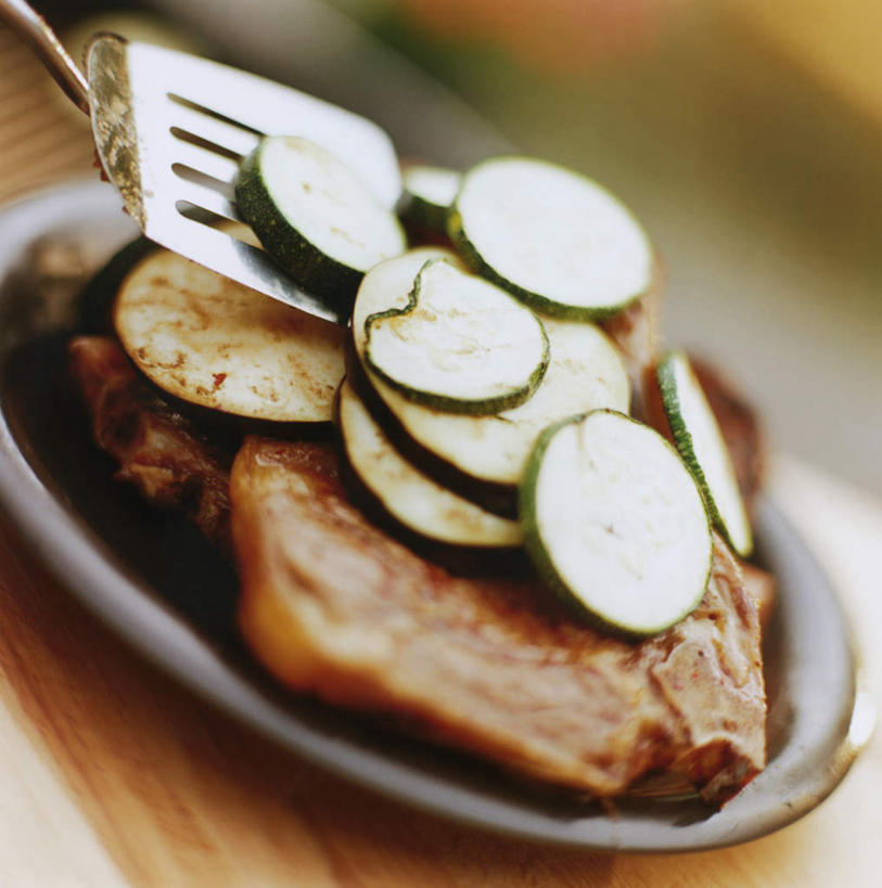 无人,竖图,俯视,室内,特写,白天,餐桌,厨房,桌子,餐具,阴影,朦胧,模糊,光线,铲子,碟子,盘,影子,肉,牛肉,美味,食品,西葫芦,肉类,食物,阳光,盘子,碟,白瓜,餐台,肉食,茭瓜,甘旨,厚味,鲜味,胡瓜,彩图,高角度拍摄,灶间