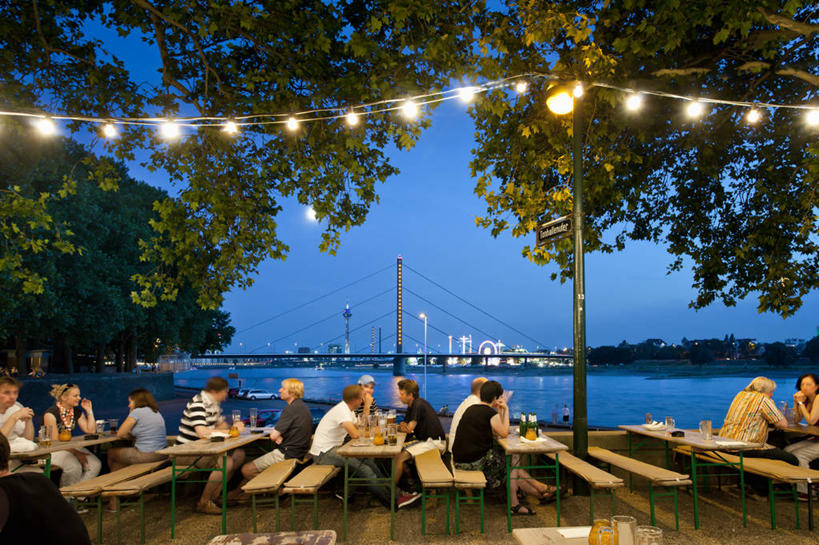 西方人,坐,横图,室外,白天,正面,旅游,度假,河流,水,桌面,桌子,标志建筑,大桥,地标,建筑,立交桥,桥梁,椅子,照明,德国,欧洲,欧洲人,阴影,波纹,服装,光线,木制,彩灯,影子,木椅,河水,水流,高架,斜拉桥,桥,灯光,涟漪,许多人,注视,休闲装,娱乐,建设,灯,衣服,蓝色,倒影,蓝天,水纹,天空,黄昏,木制品,灯具,波浪,天,观察,看,一群人,享受,休闲,休闲服,旅游胜地,放松,服饰,花灯,晴朗,观看,照亮,察看,倒映,照明设备,西欧,关注,万里无云,德意志联邦共和国,水晕,反照,北威州,薄暮,北莱茵.威斯特法伦州,莱茵通讯塔,男人,男性,年轻男性,年轻女性,女人,女性,白种人,晴空,晴空万里,坐着,彩图,全身,傍晚