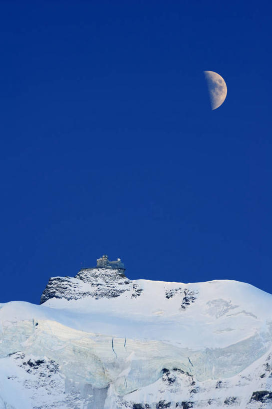 无人,竖图,室外,白天,正面,旅游,度假,美景,山,雪,雪山,大雪,瑞士,欧洲,房屋,屋子,冰,积雪,景观,山峰,雪景,月亮,冬季,冬天,山峦,月光,首都,文化,娱乐,伯尔尼,蓝色,蓝天,天空,自然,天,享受,休闲,景色,放松,寒冷,晴朗,明亮,冰冷,自然风光,中欧,万里无云,首府,严寒,皎洁,瑞士联邦,冰凉,酷寒,凛冽,凛凛,极冷,雪屋,伯尔尼州,格林德瓦,晴空,晴空万里,彩图,房子,小屋