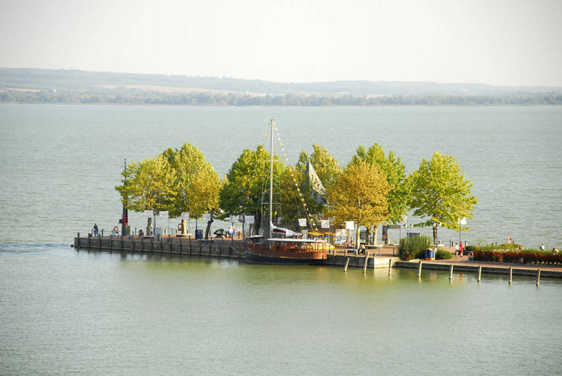 帆船,无人,码头,横图,室外,白天,正面,旅游,度假,湖,湖泊,美景,水,植物,港口,船,欧洲,匈牙利,波纹,湖面,景观,水流,水面,水平线,辽阔,海平线,涟漪,娱乐,树,树木,绿色,倒影,水纹,自然,交通工具,波浪,湖水,享受,休闲,广阔,景色,放松,生长,成长,一望无际,倒映,自然风光,载具,中欧,水晕,无边无际,一马平川,反照,匈牙利共和国,巴拉顿湖,彩图,摆渡口,埠头,渡口,渡头,港湾,海港,货运码头,口岸,商港,水天相接,水天一线