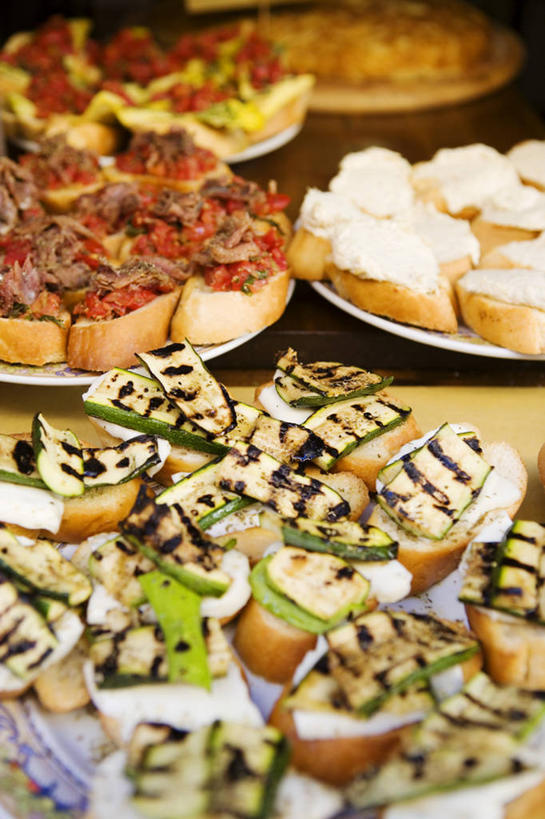 点心,面包,奶酪,无人,家,竖图,室内,特写,夜晚,正面,旅游,度假,植物,豆,蔬菜,意大利,欧洲,威尼斯,阴影,新鲜,光线,布料,影子,房屋,屋子,豆类,豆子,干酪,起司,食品,烤面包,面点,芝士,营养,布纹,娱乐,楼房,住宅,桌布,食物,糕点,阳光,盘子,餐巾,台布,享受,休闲,乳酪,放松,有机食品,绿色食品,乳制品,南欧,发酵,豆科,意大利共和国,胡瓜,彩图,房子