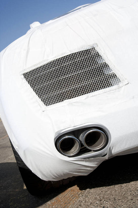 无人,竖图,室外,特写,白天,正面,汽车,阴影,光线,影子,车,蓝色,白色,蓝天,天空,阳光,交通工具,轿车,天,晴朗,保护,卫生,载具,纯真,万里无云,洁净,隔热,光明,恬静,中间色,朴素,清白,车罩,汽车外罩,防护用品,晴空,晴空万里,彩图