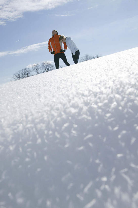 西方人,两个人,站,竖图,室外,白天,仰视,运动服,爱情,雪,植物,大雪,欧洲,欧洲人,阴影,服装,光线,影子,积雪,雪景,云,云朵,冬季,冬天,浪漫,云彩,树,树木,衣服,蓝色,绿色,白云,蓝天,天空,阳光,自然,天,站着,休息,温暖,温馨,恩爱,寒冷,恋人,服饰,生长,晴朗,成长,和睦,衣着,穿着,严寒,歇息,衣饰,苏息,男人,男性,年轻男性,年轻女性,女人,女性,白种人,情侣,晴空,站立,彩图,低角度拍摄,全身,伴侣,融洽,运动装