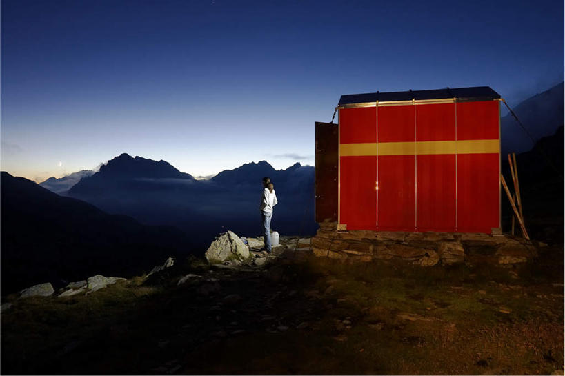 西方人,一个人,家,站,走,攀登,横图,室外,白天,侧面,旅游,度假,探险,攀岩,石头,日落,山,山脉,欧洲,欧洲人,仅一个年轻女性,仅一个女性,仅一个人,阴影,服装,光线,石子,影子,房屋,屋子,山峰,晚霞,霞光,落日,山峦,注视,休闲装,娱乐,极限运动,楼房,住宅,衣服,蓝色,蓝天,天空,阳光,黄昏,群山,天,观察,看,站着,享受,休闲,休闲服,爬,彩霞,放松,服饰,晴朗,观看,察看,关注,室外运动,户外运动,万里无云,夕照,冒险,年轻女性,女人,女性,白种人,石块,晴空,晴空万里,夕阳,步行,登山,攀爬,散步,站立,走路,彩图,全身,房子,斜阳