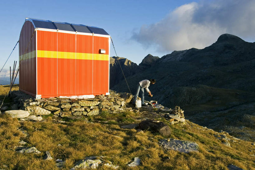 西方人,一个人,家,站,走,攀登,横图,室外,白天,侧面,旅游,度假,探险,攀岩,石头,日落,山,山脉,欧洲,欧洲人,仅一个年轻女性,仅一个女性,仅一个人,阴影,光线,石子,影子,房屋,屋子,山峰,晚霞,霞光,落日,山峦,注视,娱乐,极限运动,楼房,住宅,蓝色,蓝天,天空,阳光,黄昏,群山,天,低头,观察,看,站着,享受,休闲,爬,彩霞,放松,晴朗,观看,察看,关注,室外运动,户外运动,万里无云,夕照,冒险,年轻女性,女人,女性,白种人,石块,晴空,晴空万里,夕阳,步行,登山,攀爬,散步,站立,走路,彩图,全身,房子,斜阳