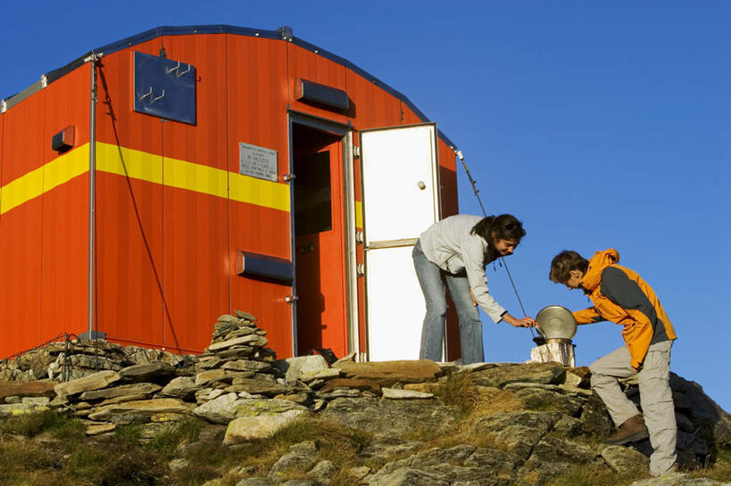 西方人,两个人,伙伴,朋友,家,站,攀登,横图,室外,白天,仰视,旅游,度假,探险,友谊,攀岩,石头,厨具,欧洲,欧洲人,弯腰,阴影,光线,石子,影子,房屋,屋子,食品,注视,娱乐,极限运动,楼房,住宅,食物,蓝色,蓝天,天空,阳光,天,低头,观察,看,站着,享受,休闲,爬,放松,晴朗,观看,察看,关注,室外运动,户外运动,万里无云,弯身,冒险,友情,年轻女性,女人,女性,白种人,储藏用具,石块,岩石,晴空,晴空万里,登山,攀爬,站立,彩图,低角度拍摄,全身,房子