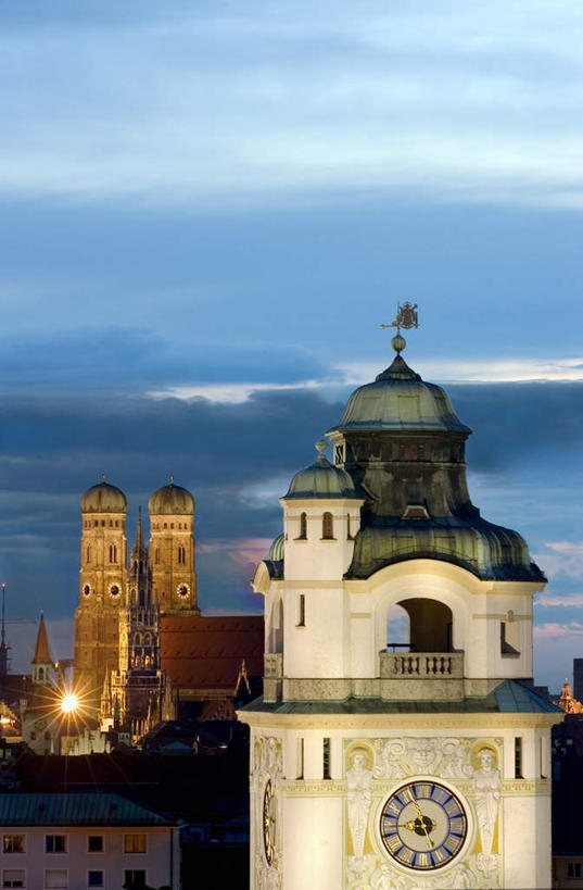 无人,教堂,竖图,室外,白天,正面,旅游,度假,日落,德国,欧洲,阴影,节日,光线,影子,晚霞,霞光,云,云朵,落日,尖顶,云彩,文化,娱乐,慕尼黑,蓝色,白云,蓝天,天空,阳光,黄昏,天,祈祷,享受,休闲,健康,彩霞,放松,许愿,宗教,信仰,纪念,精致,祈求,优美,基督,基督教,西欧,天主教,耶稣,精美,信念,德意志联邦共和国,首府,救世主,巴伐利亚,巴伐利亚州,拜恩州,拜恩自由州,精彩,精巧,基利斯督,弥赛亚,默西亚,夕照,慕尼黑大教堂,平安,夕阳,彩图,大教堂,礼拜堂,斜阳