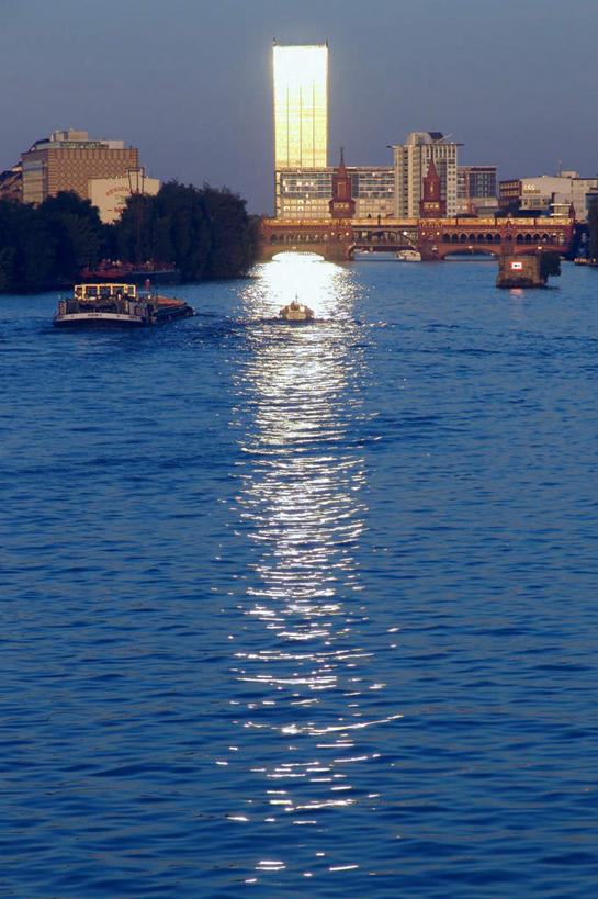 无人,高楼大厦,竖图,室外,白天,正面,度假,河流,美景,水,城市风光,标志建筑,城市,大厦,地标,建筑,摩天大楼,德国,欧洲,阴影,波纹,光线,影子,河水,景观,水流,云,云朵,船只,涟漪,首都,两艘,云彩,娱乐,建设,柏林,蓝色,白云,倒影,蓝天,水纹,天空,阳光,波浪,天,享受,休闲,景色,放松,倒映,西欧,德意志联邦共和国,水晕,柏林州,反照,彩图,大楼,高层建筑,高楼,摩天楼
