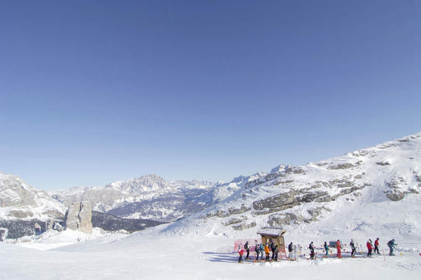 西方人,家,攀登,横图,室外,白天,侧面,锻炼,旅游,度假,探险,运动,攀岩,美景,山,雪,雪山,大雪,意大利,欧洲,欧洲人,阴影,光线,影子,房屋,屋子,冰,积雪,景观,山峰,雪景,云,云朵,冬季,冬天,山峦,许多人,云彩,娱乐,极限运动,楼房,住宅,蓝色,白云,蓝天,天空,阳光,自然,天,一群人,享受,休闲,爬,景色,放松,寒冷,连绵,冰冷,绵延,南欧,自然风光,室外运动,户外运动,意大利共和国,严寒,冰凉,酷寒,凛冽,凛凛,极冷,联贯,冒险,体育,男人,男性,年轻男性,年轻女性,女人,女性,白种人,登山,攀爬,彩图,全身,健身,房子