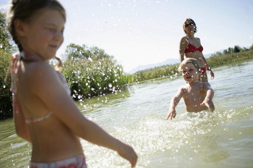 游泳,西方人,儿童,手,头发,家庭,母亲,女儿,儿子,横图,室外,白天,泳装,比基尼,纯洁,草地,草坪,河流,水,植物,欧洲,欧洲人,波纹,飞溅,溅,液体,河水,水滴,水流,涟漪,夏季,水珠,草,树,树木,小孩,背面,蓝色,绿色,蓝天,水纹,天空,自然,波浪,天,夏日,夏天,温暖,温馨,母女,母子,一家人,手部,可爱,母爱,童年,童趣,生长,成长,麻花辫,和睦,喷洒,泼,童真,烂漫,无邪,水晕,泅水,炎天,拍浮,天真,男孩,男人,男性,年轻女性,女孩,女人,女性,白种人,孩子,年轻人,半身,彩图,三点式,泳衣,融洽,男生,女生