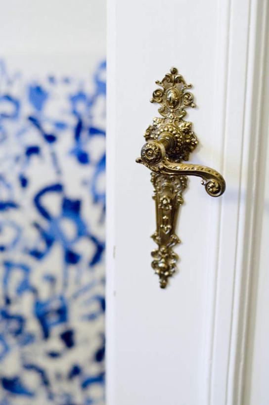 无人,竖图,室内,白天,正面,复古,门,花纹,朦胧,模糊,装饰,古典,把手,门把手,门框,金色,华丽,修饰,门把,点缀,富贵,古旧,忠诚,衬托,美观,雅致,雅观,富丽,名誉,荣华,拉手,彩图