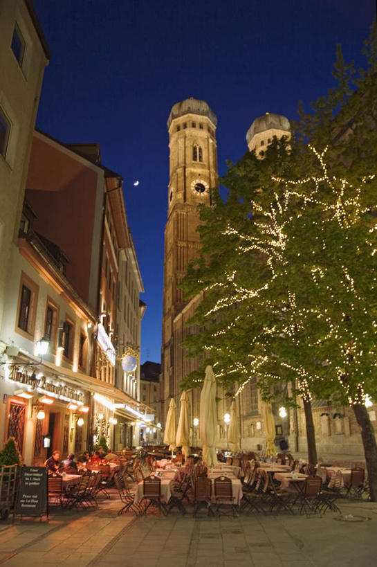 西方人,背部,家,教堂,坐,竖图,室外,夜晚,正面,植物,桌子,椅子,德国,欧洲,欧洲人,阴影,节日,光线,影子,房屋,屋子,灯光,许多人,文化,楼房,慕尼黑,住宅,树,树木,蓝色,绿色,蓝天,天空,自然,天,祈祷,一群人,健康,许愿,宗教,信仰,生长,成长,纪念,祈求,基督,基督教,西欧,天主教,自然风光,耶稣,信念,德意志联邦共和国,首府,救世主,巴伐利亚,巴伐利亚州,拜恩州,拜恩自由州,基利斯督,弥赛亚,默西亚,慕尼黑大教堂,平安,男人,男性,女人,女性,中年男性,中年女性,白种人,坐着,彩图,全身,房子,大教堂,礼拜堂