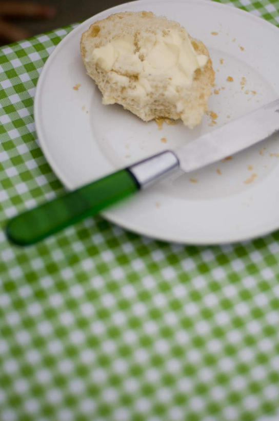 点心,面包,无人,竖图,俯视,室内,白天,餐桌,桌子,餐具,一把,切开,朦胧,模糊,新鲜,布料,碟子,工具,盘,食品,面点,刀具,半个,布纹,桌布,食物,糕点,绿色,盘子,餐巾,碟,台布,刀,切,一半,摄影,影棚,餐台,青春,面包屑,生命,餐刀,和平,安详,剖面,切面,一碟,冷色,彩图,高角度拍摄,影棚拍摄,拍摄