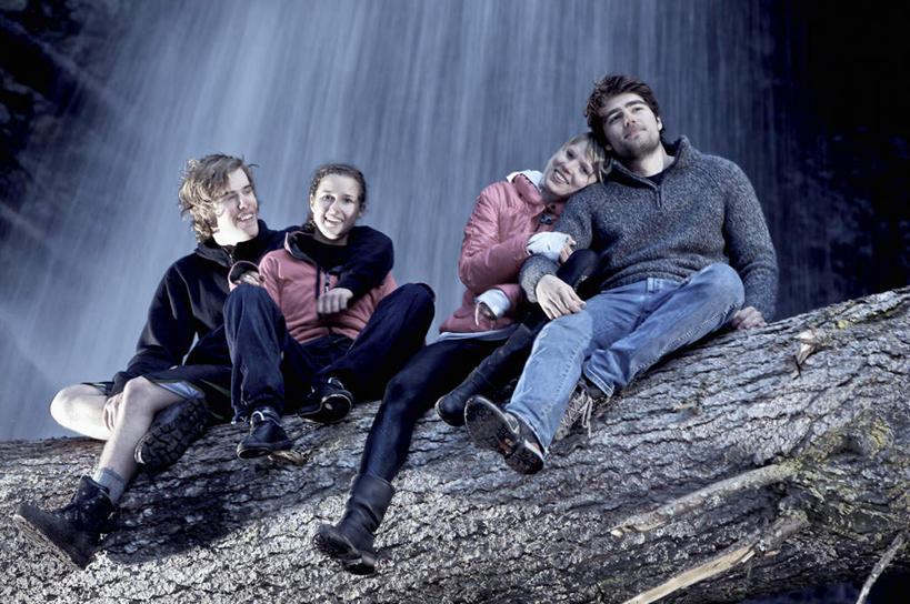 西方人,四个人,伙伴,朋友,坐,抱,笑,微笑,露齿笑,横图,室外,白天,仰视,爱情,旅游,度假,友谊,河流,石头,美景,瀑布,水,植物,奥地利,欧洲,欧洲人,阴影,飞溅,服装,溅,光线,石子,液体,影子,河水,景观,水滴,水流,树桩,浪漫,注视,休闲装,娱乐,水珠,树,树干,树木,衣服,绿色,阳光,自然,观察,看,靠,靠着,倚靠,享受,休闲,温暖,温馨,休闲服,木桩,景色,恩爱,放松,恋人,服饰,生长,成长,抱着,观看,和睦,察看,搂着,倚着,关注,喷洒,自然风光,中欧,奥地利共和国,蒂罗尔,蒂罗尔州,友情,男人,男性,年轻男性,年轻女性,女人,女性,白种人,情侣,跌水,石块,岩石,怀抱,搂,搂抱,相抱,拥抱,坐着,彩图,低角度拍摄,全身,伴侣,融洽