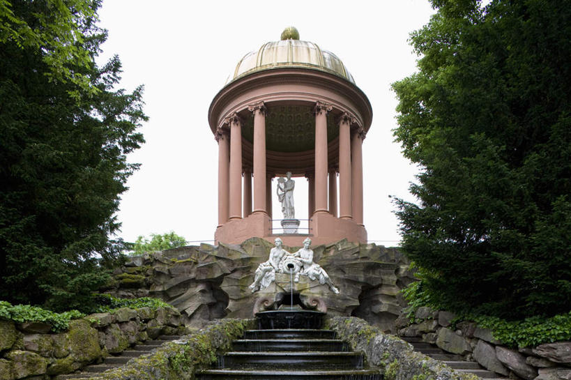 西方人,一个人,无人,横图,室外,白天,仰视,旅游,度假,安全,草地,草坪,树林,植物,楼梯,标志建筑,地标,建筑,雕塑,欧洲,欧洲人,仅一个男性,仅一个人,阴影,艺术,装饰,平静,光线,雕刻,雕像,影子,圆,柱子,阶梯,亭子,屋顶,建筑群,娱乐,建设,台阶,草,树,树木,仅一个年轻男性,红色,绿色,天空,阳光,自然,工艺品,天,享受,休闲,放松,生长,晴朗,成长,纪念,宁静,美术,主题,和平,安详,陈列,万里无云,功能,美学,形象,太平,安适,安好,宁靖,男人,男性,年轻男性,白种人,晴空,晴空万里,彩图,低角度拍摄,全身