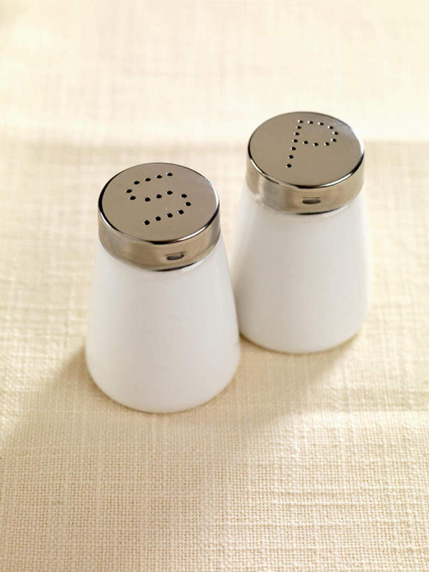 无人,竖图,俯视,室内,特写,白天,餐桌,桌子,阴影,光线,英文,标志,罐子,文字,影子,字符,陶瓷,字母,调料,香料,盐,佐料,陶瓷制品,黑胡椒,调味品,调味料,标识,食盐,两个,瓶子,餐台,英文字母,配料,作料,胡椒,彩图,高角度拍摄