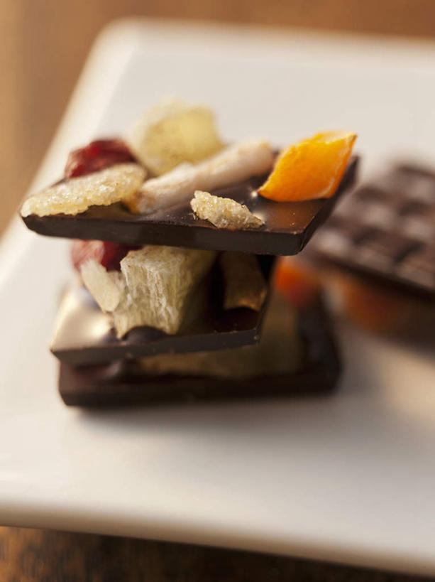 无人,竖图,俯视,室内,特写,白天,餐桌,桌子,餐具,两块,阴影,朦胧,模糊,反射,碟子,盘,影子,食品,糖,糖果,甜点,甜品,食物,腌制,一个,白色,盘子,碟,甜食,巧克力,蜜饯,单个,餐台,朱古力,果脯,彩图,高角度拍摄