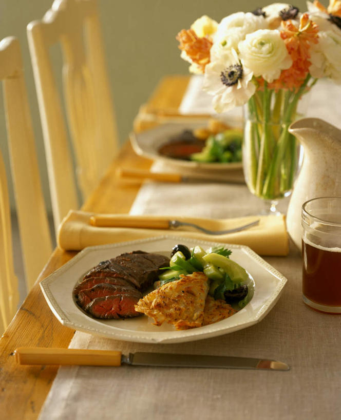 无人,竖图,俯视,室内,特写,白天,餐桌,桌子,芹菜,蔬菜,餐具,花瓶,椅子,许多,阴影,新鲜,盛开,光线,叉子,刀叉,刀子,碟子,盘,影子,木椅,肉,牛肉,食品,很多,花蕾,肉类,玻璃制品,花,花瓣,花朵,鲜花,食物,盘子,玻璃瓶,餐巾,瓶子,碟,花苞,花蕊,有机食品,绿色食品,餐台,餐刀,肉食,餐叉,薯饼,根芹菜,根洋芹,球根塘蒿,进餐用具,药芹,水芹,旱芹,彩图,高角度拍摄