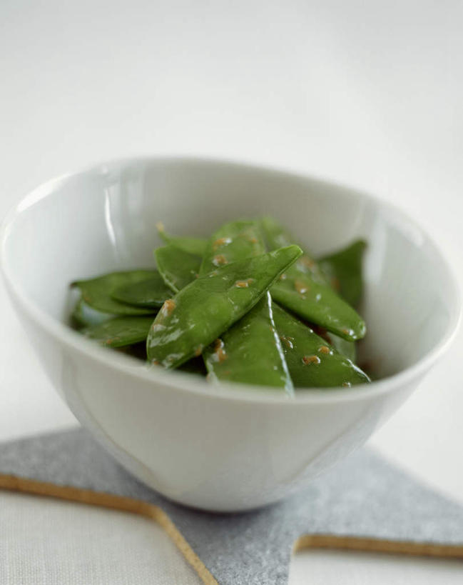 无人,竖图,俯视,室内,特写,白天,植物,餐桌,桌面,桌子,蔬菜,一堆,许多,阴影,堆积,朦胧,模糊,新鲜,光线,影子,陶瓷,豆类,豆子,豌豆,调味,香料,佐料,食品,陶瓷制品,荷兰豆,食物,一个,绿色,白色,容器,碗,有机食品,绿色食品,单个,餐台,储藏,堆,配料,储存,餐垫,雪豆,豆科,作料,寒豆,毕豆,麻累,国豆,小寒豆,麦豌豆,彩图,高角度拍摄,贮存