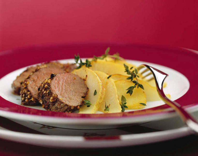 无人,横图,俯视,室内,特写,白天,烹饪,西餐,桌面,桌子,梨,餐具,水果,叶子,切开,阴影,新鲜,装饰,光线,木制,叉子,碟子,盘,影子,肉,生食,牛肉,料理,食品,果实,绿叶,菜肴,美食,肉类,食物,盘子,木制品,碟,切,两只,嫩叶,香梨,西式,佳肴,有机食品,绿色食品,华丽,修饰,点缀,配菜,剖面,肉食,餐叉,切面,衬托,美观,雅致,雅观,叶,叶片,进餐用具,生梨,彩图,高角度拍摄