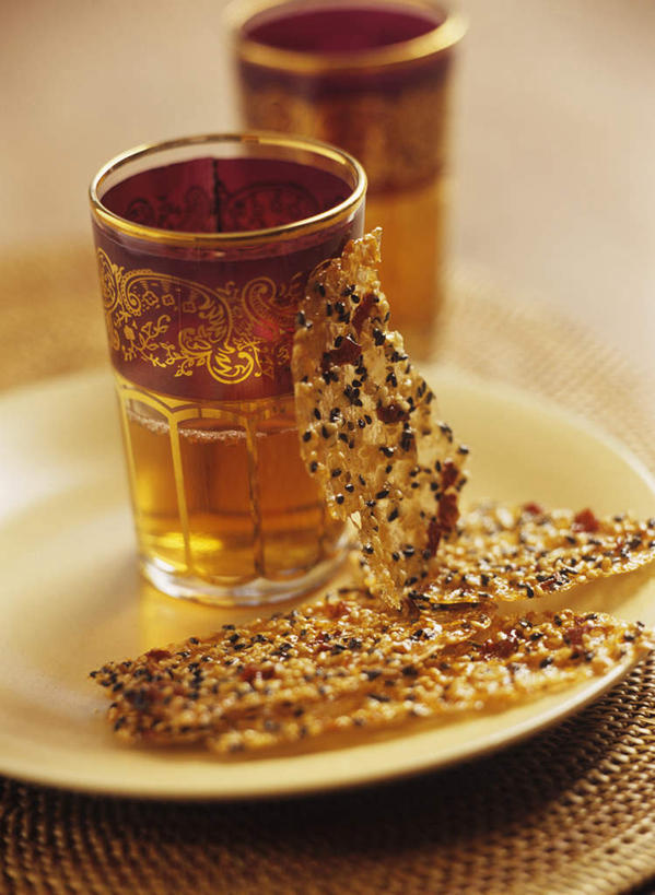 无人,竖图,俯视,室内,特写,白天,烹饪,西餐,幸福,餐桌,茶,桌子,杯子,餐具,阴影,朦胧,模糊,盛开,光线,碟子,盘,影子,芝麻,红茶,茶叶,料理,食品,花蕾,娱乐,菜肴,美食,玻璃制品,花,花瓣,花朵,鲜花,食物,两个,一个,盘子,水杯,碟,花苞,花蕊,享受,休闲,温馨,放松,乐趣,西式,佳肴,单个,餐台,提神,舒适,薄饼,醒脑,脂麻,胡麻,白麻,巨胜子,油麻,玻璃杯,彩图,高角度拍摄