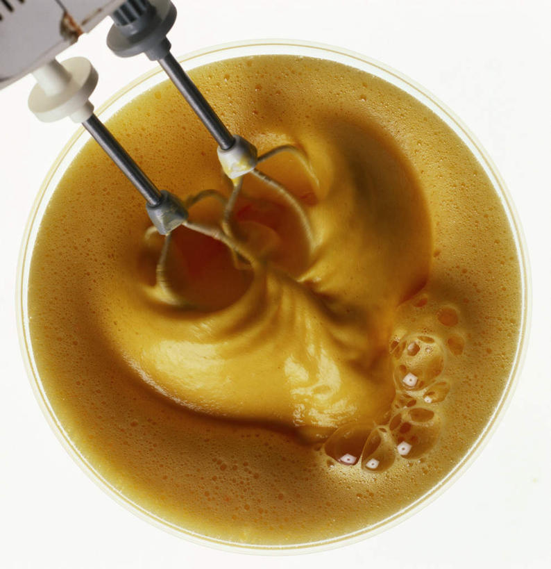 无人,竖图,俯视,室内,特写,白天,白色背景,桌面,桌子,金属制品,阴影,光线,金属,木制,影子,蛋,蛋黄,鸡蛋,木制品,打蛋器,摄影,影棚,草鸡蛋,卵,彩图,高角度拍摄,影棚拍摄,拍摄