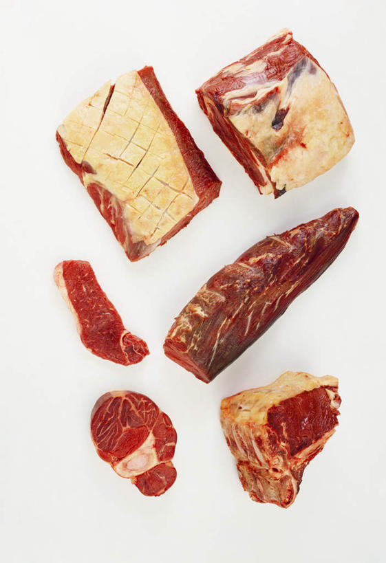 无人,竖图,俯视,室内,特写,白天,白色背景,桌面,桌子,许多,阴影,反射,木制,影子,灯光,肉,牛肉,很多,肉类,块,红色,木制品,肉食,彩图,高角度拍摄,影棚拍摄