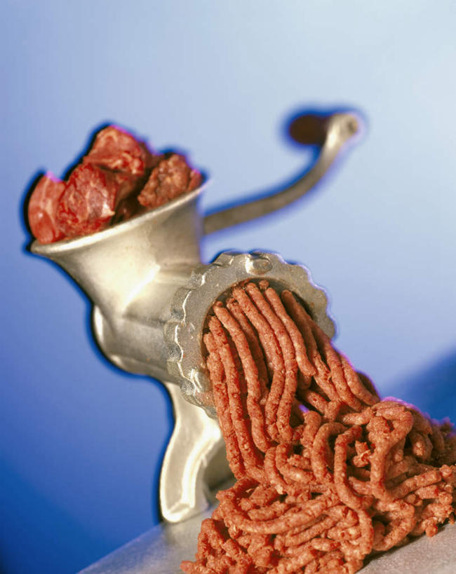 无人,竖图,俯视,室内,特写,白天,机器,桌面,桌子,金属制品,阴影,朦胧,模糊,光线,金属,木制,工具,影子,肉,猪肉,肉类,一个,木制品,机械,单个,肉食,豚肉,绞肉机,彩图,高角度拍摄