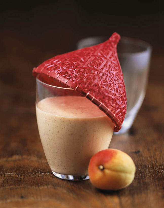 无人,竖图,俯视,室内,特写,白天,桌面,桌子,杏,杯子,帽子,水果,阴影,新鲜,装饰,光线,木制,影子,生食,食品,果实,饮品,营养,玻璃制品,食物,饮料,两个,一个,红色,木制品,水杯,有机食品,绿色食品,单个,华丽,修饰,点缀,乳制品,奶,豆奶,杏果,衬托,美观,雅致,雅观,安神,玻璃杯,杏子,彩图,高角度拍摄