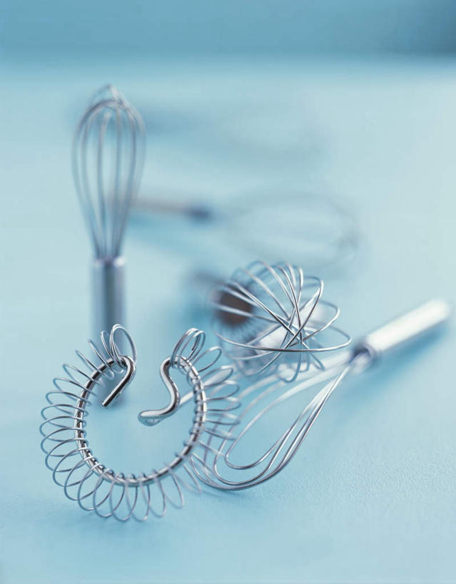 无人,竖图,俯视,室内,特写,白天,静物,金属制品,许多,阴影,蓝色背景,朦胧,模糊,光线,金属,影子,很多,打蛋器,摄影,影棚,彩图,高角度拍摄,影棚拍摄,拍摄