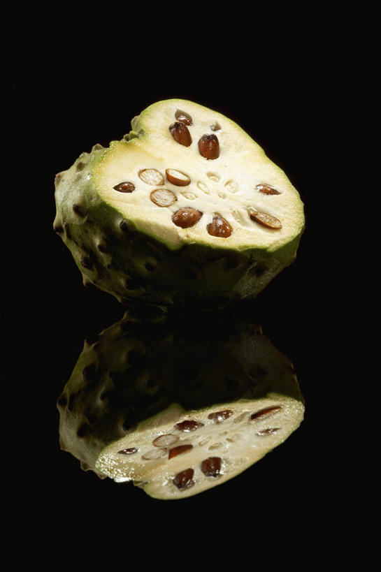 无人,竖图,俯视,室内,特写,白天,餐桌,桌子,蔬菜,切开,阴影,黑色背景,朦胧,模糊,新鲜,光线,影子,食品,佛手瓜,食物,一个,绿色,倒影,切,摄影,有机食品,绿色食品,影棚,单个,餐台,倒映,剖面,切面,反照,菜肴梨,福寿瓜,合手瓜,合掌瓜,梨瓜,拳头瓜,万年瓜,洋丝瓜,彩图,高角度拍摄,影棚拍摄,拍摄