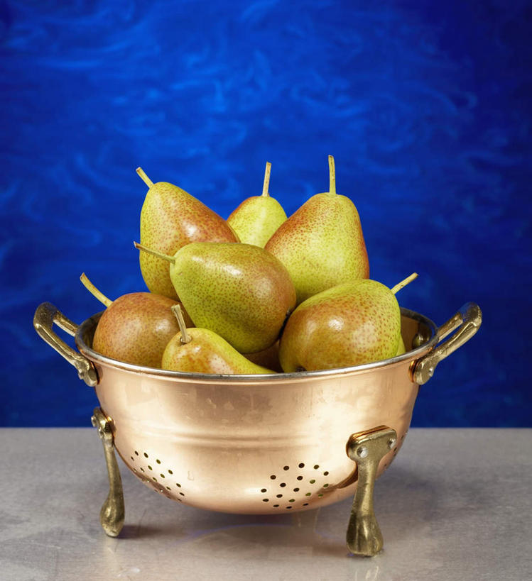 无人,竖图,俯视,室内,特写,白天,烹饪,水,餐桌,桌子,梨,蔬菜,厨具,水果,金属制品,一堆,阴影,堆积,蓝色背景,朦胧,模糊,新鲜,透明,光线,金属,锅子,液体,影子,水滴,生食,食品,果实,锅,水珠,食物,一个,香梨,摄影,有机食品,绿色食品,影棚,单个,餐台,锅具,生机,堆,剔透,烹饪用具,灵动,通明,烹调用具,生梨,烹调,彩图,高角度拍摄,影棚拍摄,拍摄,晶莹
