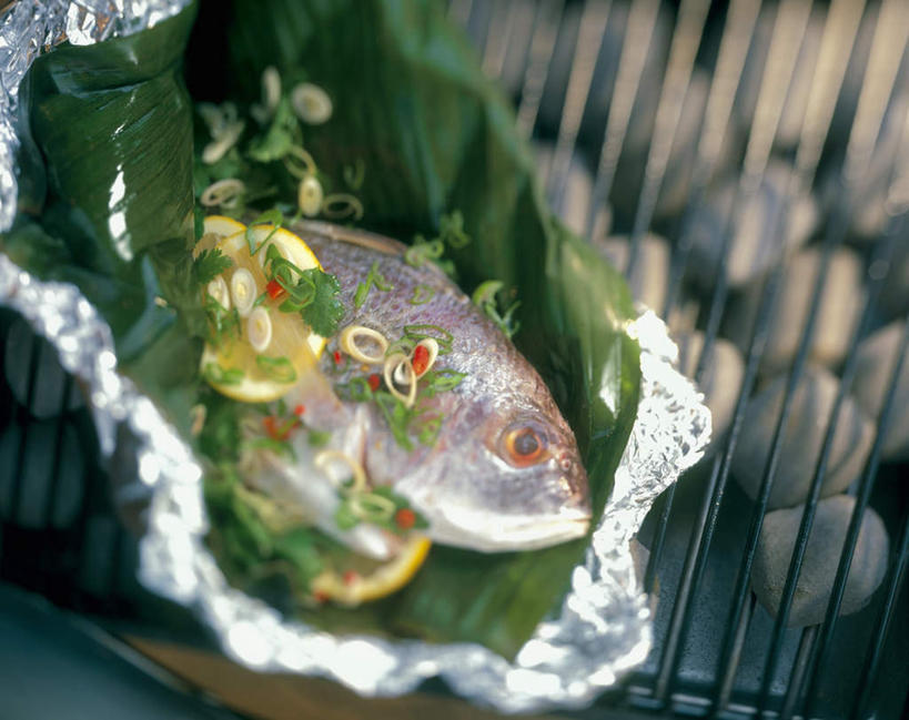 海鲜,无人,横图,俯视,室内,特写,白天,餐桌,桌子,蔬菜,叶子,阴影,朦胧,模糊,新鲜,装饰,反射,鱼,包装,包装纸,铝箔纸,锡箔纸,影子,纸,食品,绿叶,纸张,芭蕉叶,水产,鱼类,海洋生物,食物,一个,嫩叶,有机食品,绿色食品,单个,餐台,华丽,修饰,点缀,包装材料,水生动物,海产品,水生物,锡箔,海底动物,铝箔,衬托,美观,雅致,雅观,叶,叶片,彩图,高角度拍摄