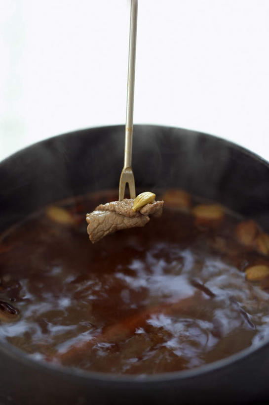 奶酪,无人,竖图,俯视,室内,特写,白天,白色背景,烹饪,西餐,雾,餐具,厨具,金属制品,阴影,沸腾,朦胧,模糊,光线,金属,蒸汽,叉子,锅子,影子,调料,酱料,酱汁,肉,汤,佐料,干酪,牛肉,起司,料理,食品,水蒸气,调味品,芝士,营养,调味料,锅,酱,菜肴,美食,肉类,食物,一个,乳酪,西式,摄影,佳肴,影棚,单个,锅具,乳制品,发酵,肉食,烹饪用具,餐叉,蒸发,进餐用具,烹调用具,烹调,彩图,高角度拍摄,影棚拍摄,拍摄