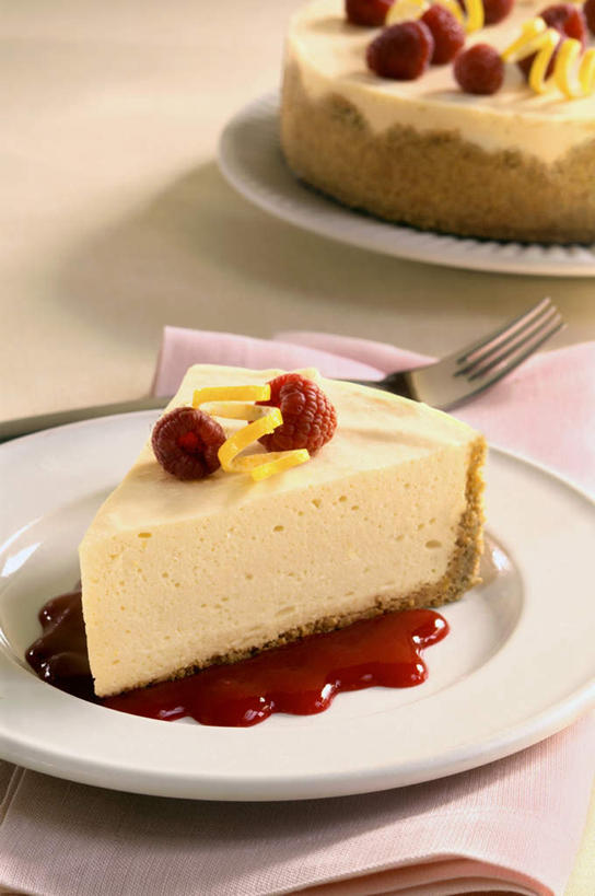 点心,奶酪,无人,竖图,俯视,室内,特写,白天,下午茶,餐桌,桌子,浆果,餐具,水果,阴影,新鲜,光线,布料,叉子,碟子,盘,影子,桑葚,桑椹,调料,酱料,酱汁,生食,佐料,干酪,起司,食品,果实,果皮,调味品,芝士,营养,调味料,布纹,酱,桌布,食物,糕点,两个,黄色,红色,盘子,餐巾,碟,台布,覆盆子,乳酪,有机食品,绿色食品,餐台,乳制品,柠檬皮,发酵,餐叉,熊果,熊梅,熊葡萄,进餐用具,彩图,高角度拍摄,蛋糕