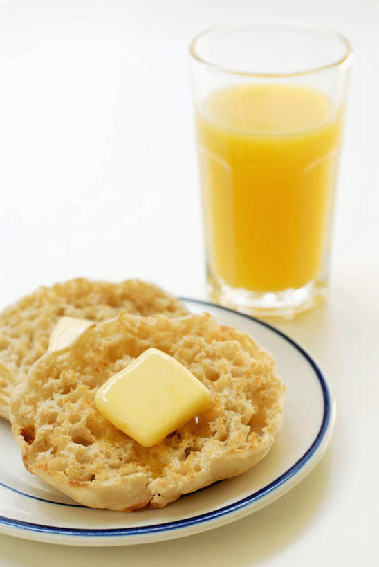 点心,面包,果汁,无人,竖图,俯视,室内,特写,白天,白色背景,餐桌,桌子,柑橘,杯子,餐具,水果,两块,阴影,朦胧,模糊,新鲜,光线,碟子,盘,影子,生食,黄油,橙汁,面点,果实,饮品,一杯,玻璃制品,糕点,饮料,盘子,水杯,碟,摄影,有机食品,绿色食品,影棚,餐台,乳制品,可口,白脱油,乳脂,适口,玻璃杯,橘子,桔子,橙子,橙,彩图,高角度拍摄,影棚拍摄,拍摄