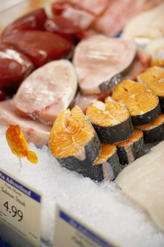 海鲜,无人,商店,竖图,俯视,室内,特写,白天,购物,消费,超市,指示牌,一排,许多,阴影,朦胧,模糊,整齐,光线,英文,标志,数字,文字,影子,字符,字母,肉,鱼肉,很多,标识,水产,肉类,海洋生物,排列,黄色,金融,百货,阿拉伯数字,英文字母,队列,水生动物,海产品,水生物,选购,贸易,肉食,百货公司,海底动物,血拼,超级市场,大卖场,彩图,高角度拍摄,购物商场,购物中心,商业中心